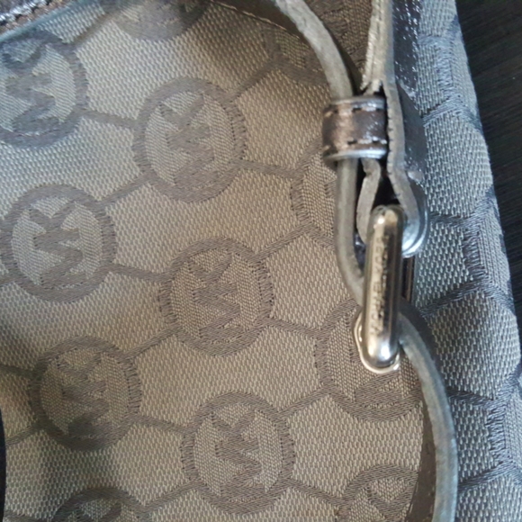 Michael Kors large classic silver/gray canvas & leather crossbody shoulder bag - Picture 13 of 16